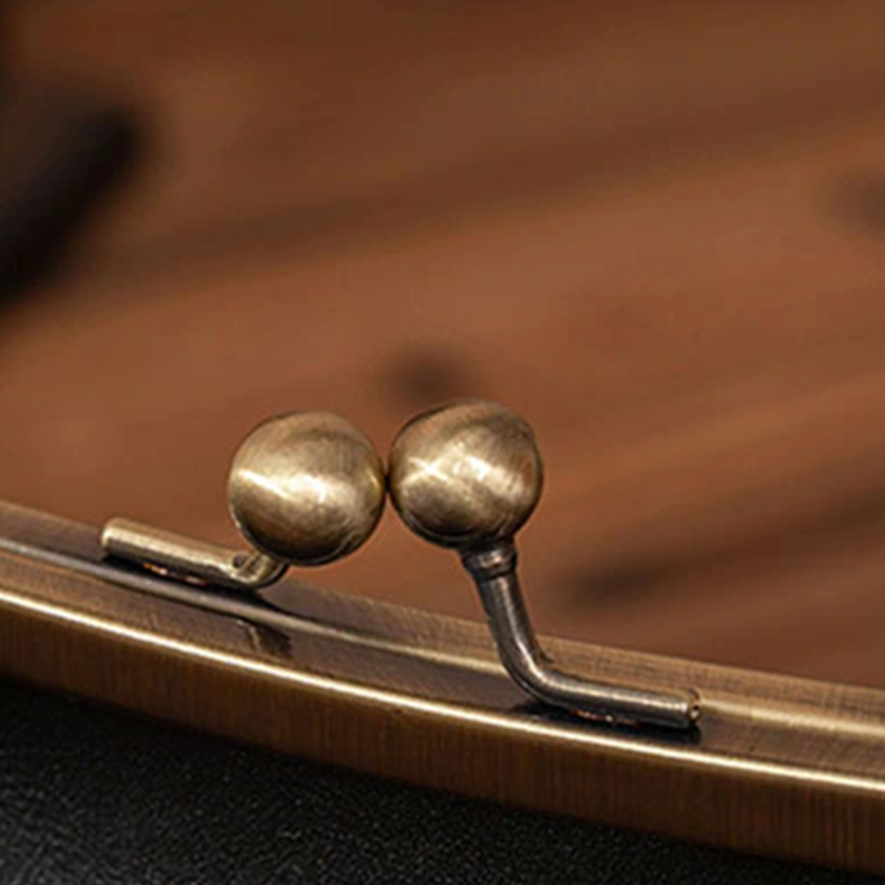 Vintage Max Messenger Bag – The Unique Retro Accessory That Completes Grace's Style