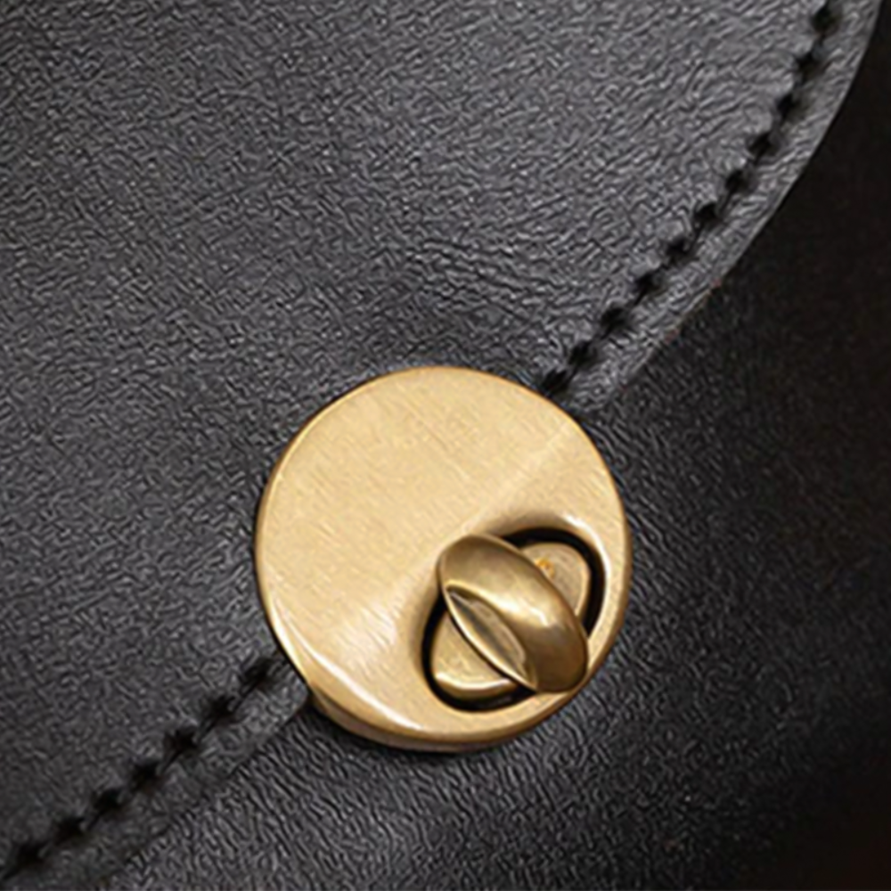 Vintage Max Messenger Bag – The Unique Retro Accessory That Completes Grace's Style