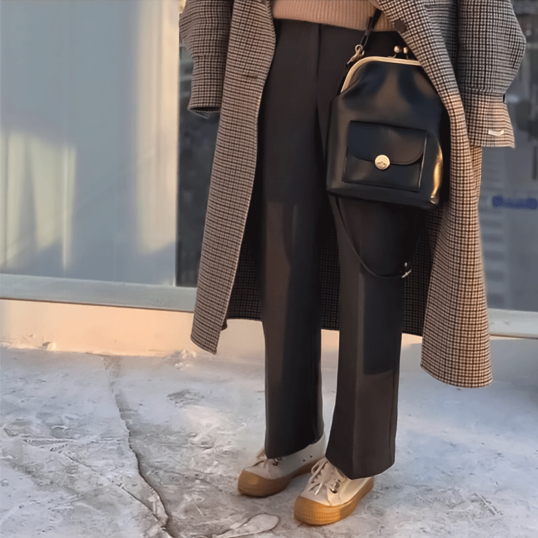 Vintage Max Messenger Bag – The Unique Retro Accessory That Completes Grace's Style