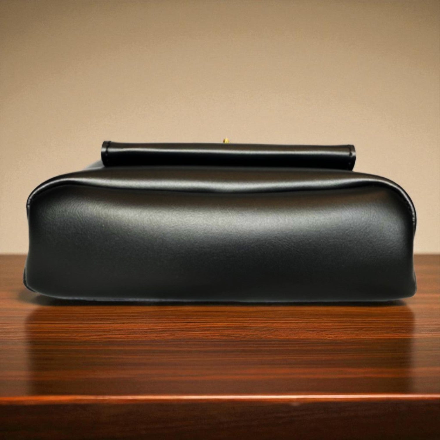 Vintage Max Messenger Bag – The Unique Retro Accessory That Completes Grace's Style